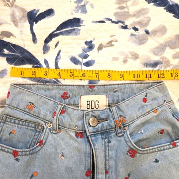 BDG Skylar High Rise Loose Baggy Jean Embroidered Flowers Women's Light Wash 24 - Picture 9 of 11